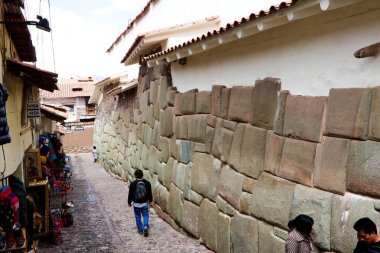 Mordern İnşaat Dükkanları ve birkaç kişi için kullanılan İnka Taş Duvarlı Küçük Sokak Cusco Peru