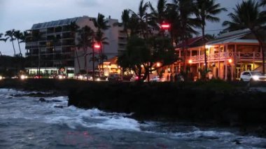 Ali 'i Gece Sürüşü Kailua-Kona Hawaii Işıkları Büyük Ada Binaları Büyük Okyanus Kıyısı İnsanları Arıyor