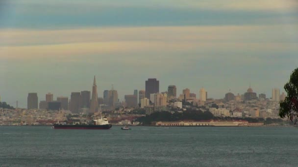 Kargo Gemisi Römorkör San Francisco Şehrinin Önünden Hareket Ediyor Bulutlu — Stok video