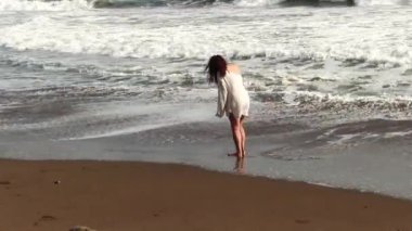 Beyaz Süveterli Latin Kadın Kaliforniya 'da Rodeo Sahili' nde Bikini Yürüyüşü
