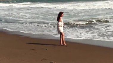 Beyaz Süveterli Latin Kadın Kaliforniya 'da Rodeo Sahili' nde Bikini Yürüyüşü