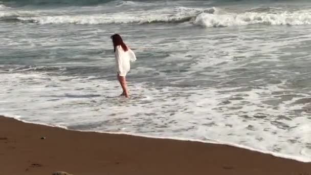 Mulher Latina Com Camisola Branca Sobre Biquíni Andando Praia Perto — Vídeo de Stock