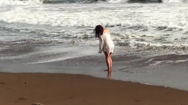 Mulher Latina Com Camisola Branca Sobre Biquíni Andando Praia Perto — Vídeo de Stock
