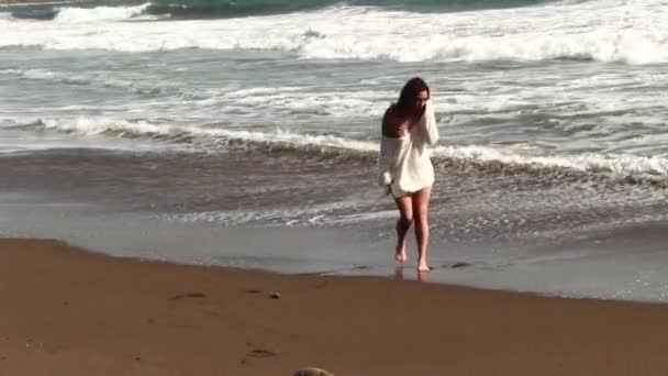 Beyaz Süveterli Latin Kadın Kaliforniya Rodeo Sahili Nde Bikini Yürüyüşü — Stok video