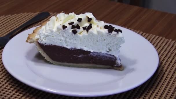 Pastel Crema Chocolate Tenedor Placa Blanca Mantel Mesa Madera Con — Vídeos de Stock