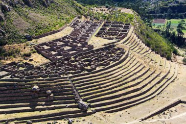 Modern elektrik hatları ve Peru Güney Amerika 'da tarım yapan Teraslı Köyün Eski İnka Harabeleri