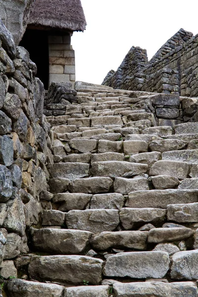 Machu Picchu Peru 'daki Antik İnka Taş Basamakları ve Duvarları Aşırı Gökyüzü ile Güney Amerika