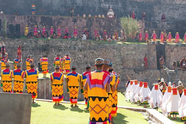 Inti Raymi Festivali için Geleneksel Kostümlü Erkek ve Kadın Cusco Peru Güney Amerika