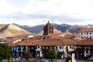 Kilise Çanı Kulesi Cusco Peru Güney Amerika Çevresindeki binalar Kırmızı Çatı Tepeleri ve Bulutlu Gökyüzü