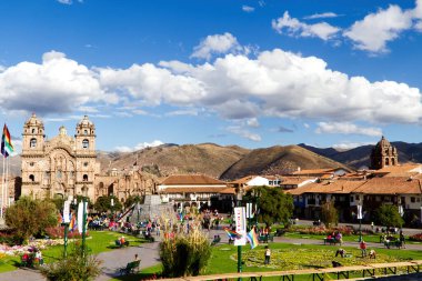 Armas Meydanı Cusco Peru Kiliseli Kırmızı Çatı Kiremitleri Mavi Gök ve Güney Amerika 'da Beyaz Bulutlar