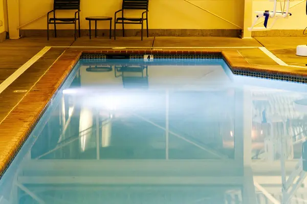 Částečný Krytý Bazén Modrou Vodou Červenou Obklopující Dlaždice Bez Lidí — Stock fotografie