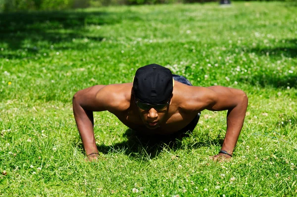 Afro Amerikalı Genç Adam Dışarıda Yeşil Çimenlerin Üzerinde Şınav Çekiyor — Stok fotoğraf