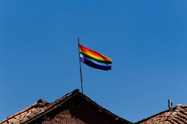 Cusco Peru Gökkuşağı Bayrağı Kırmızı Başlıklı Güney Amerika 'da Mavi Gökyüzüne Karşı Bayrak Direğinden Dalgalanıyor