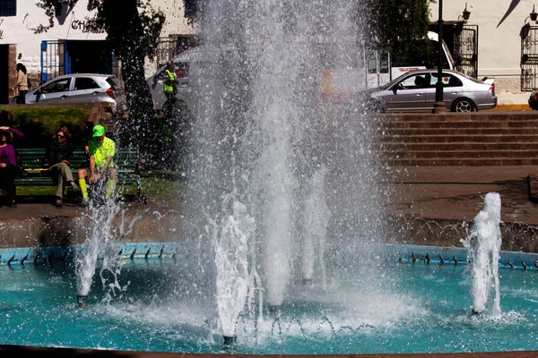 Fuente Agua Disparando Aerosoles Plaza Cusco Perú Sudamérica Con Gente — Foto de Stock