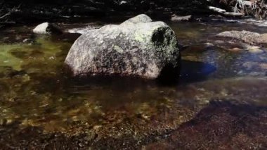 Merced Nehri, Rock Yosemite Ulusal Parkı 'nın etrafında hareket ediyor.