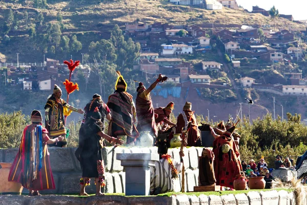 Homme Costume Traditionnel Brandissant Cœur Lama Sacrifié Dans Cadre Festival — Photo