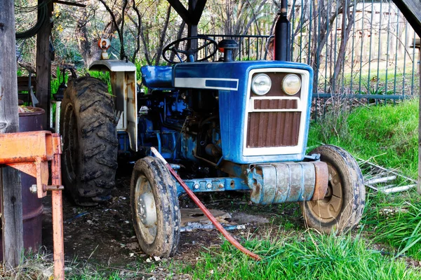 Öreg Kék Fehér Traktor Nyitott Istállóban Kis Gazdaságban — Stock Fotó