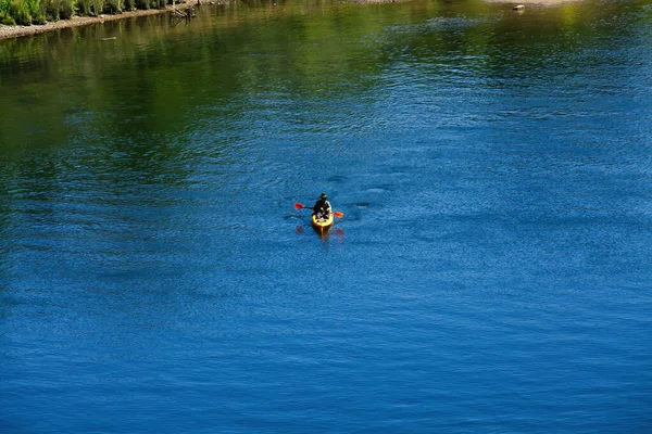 Distant Man Yellow Kayak Blue River Red Paddles Outdoors — Stock Photo, Image