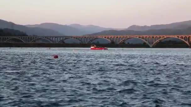 Kızıl Turist Teknesi Oregon Nehri Nde Köprü Şamandırası Tepeleriyle Ilerliyor — Stok video