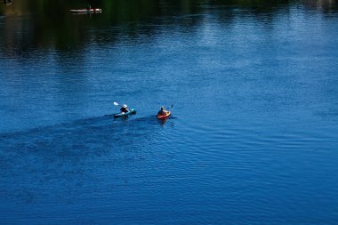 Mavi Nehirde Yüzen İki Kanocu Kameradan Uzaklaşıyor