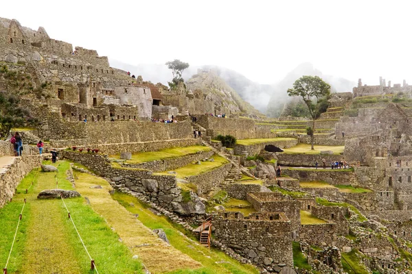 Paredes Pedra Machu Picchu Edifícios Sendo Explorados Por Turistas Peru — Fotografia de Stock