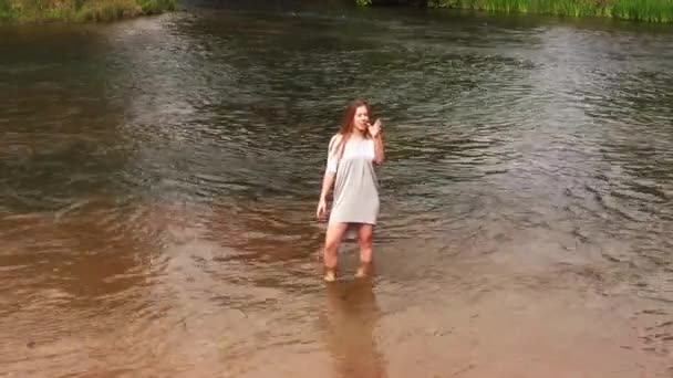 Vit Promenad River Posing Gray Dress Vit Top Lerig Bank — Stockvideo