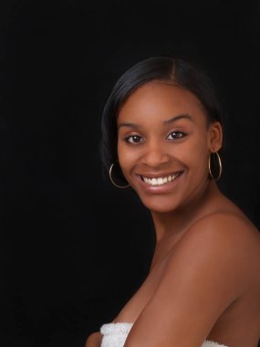 Siyah Arkaplanda Güzel Gülümseyen Afro-Amerikan Kadın Çıplak Omuzlar