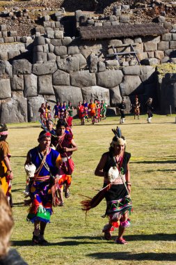 Geleneksel Kostümlü Adamlar ve İnti Raymi Festivali 'nde deniz kabuğu taşıyan Güney Amerika Cusco Peru