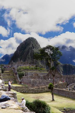 Machu Picchu Peru 'daki İnka Harabelerini Beyaz Bulutlu Taş Dağlarla Keşfeden Turistler