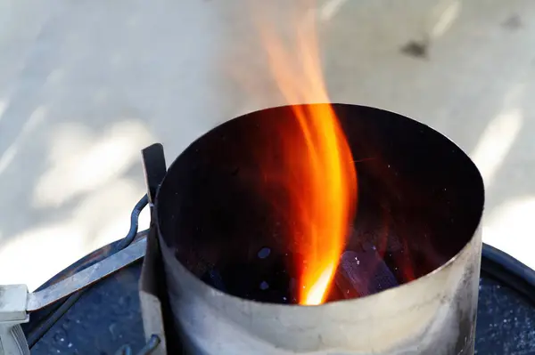 Vlammen Van Zilveren Metalen Barbecue Schoorsteen Starter Zittend Zwart Oppervlak — Stockfoto