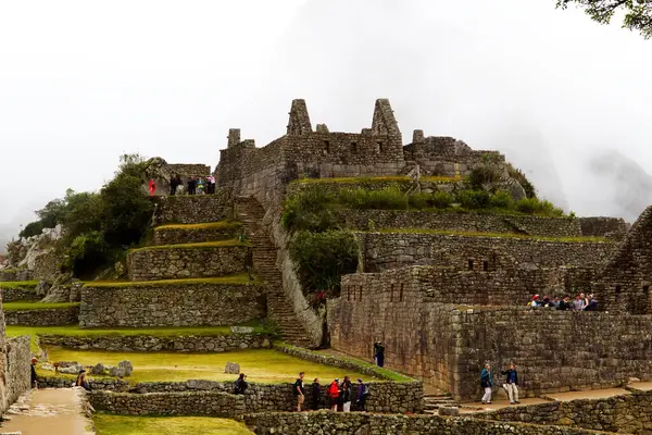 Grupos Turistas Explorando Ruínas Machu Picchu Peru América Sul — Fotografia de Stock