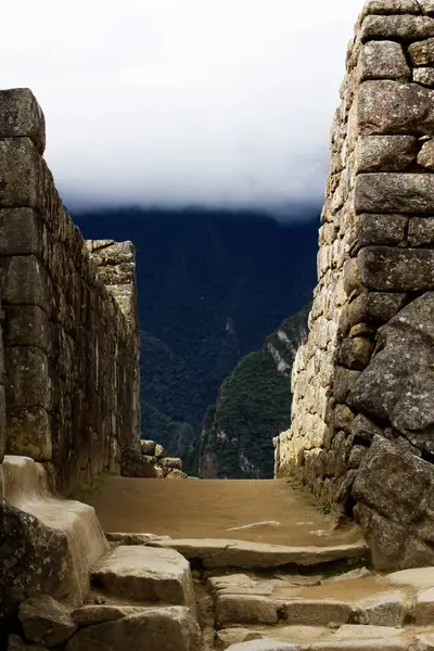 Vista Entre Paredes Pedra Inca Montanhas Céu Nublado Machu Picchu — Fotografia de Stock