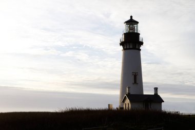 Bulutlu Gökyüzü Newport Oregon ile Tepede Duran Beyaz Deniz Feneri ve Bina