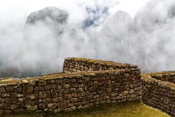 Machu Picchu Inca Pedra Paredes Com Nuvens Cobrindo Montanhas Fundo — Fotografia de Stock