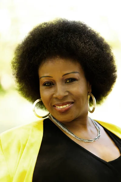 アフリカ系アメリカ人女性 黒い上および黄色のジャケットが付いている肖像画を微笑みます — ストック写真