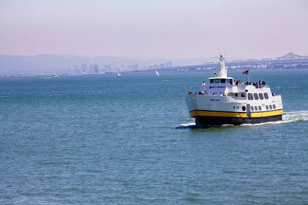 サンフランシスコ湾で乗客とフェリーボート 乗客の青と金の艦隊 — ストック写真