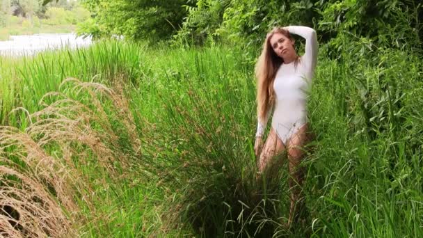Jeune Femme Caucasienne Justaucorps Blanc Debout Dans Herbe Verte Grande — Video