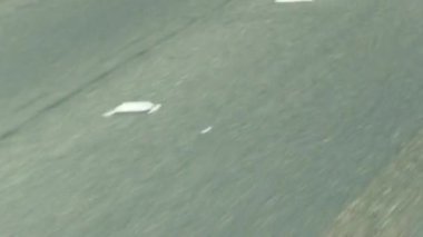 Diğer şeritte pikap lastiklerinin dibi hareket ederken el kamerasıyla çekilmiş.