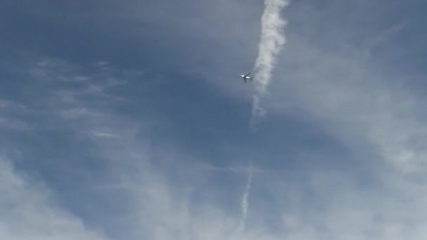 Fjärran Flygplan Som Flyger Med Vita Moln Och Blå Himmel — Stockvideo