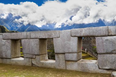 Machu Picchu Peru 'nun üç penceresinden bakıyorum. Güney Amerika Turist Dağları ve Beyaz Bulutlar manzaralı.