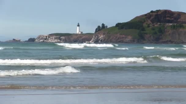 Sahildeki Okyanus Dalgaları Mavi Gökyüzü Newport Oregon Daki Deniz Feneri — Stok video