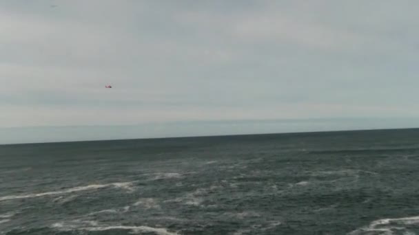 Röda Kustbevakningen Helikopter Som Flyger Cloudy Sky Newport Oregon — Stockvideo