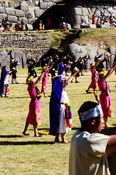 Hommes Femmes Costume Traditionnel Avec Les Mains Levées Inti Raymi — Photo