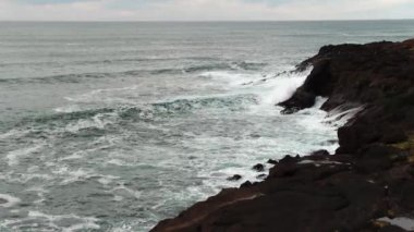 Okyanus Dalgaları ve Bulutlar Arkaplanda Tekne ve Volkanik Kaya Sahili Depoe Körfezi Oregon