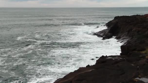 Onde Oceaniche Nuvole Con Barca Background Roccia Vulcanica Shore Depoe — Video Stock