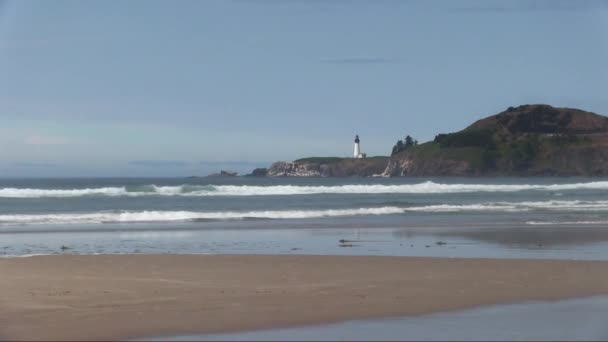 在俄勒冈州新港 海浪带沙滩 灯塔带蓝天 — 图库视频影像