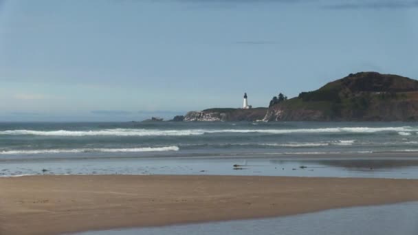 Okyanus Dalgaları Önplanda Kum Sahili Newport Oregon Deniz Feneri Mavi — Stok video