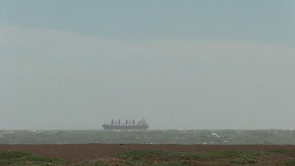 Коммерческий Корабль Берега Движущийся Через Неспокойный Океан Туманом — стоковое видео