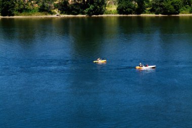 Folsom California Yaz Gününde Yukarı Giden İki Sarı Kano