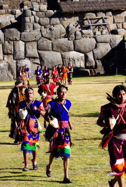 Inti Raymi Festivali Cusco Peru Güney Amerika için Şeytani Kabuklu Geleneksel Kostümler Giyen Adamlar